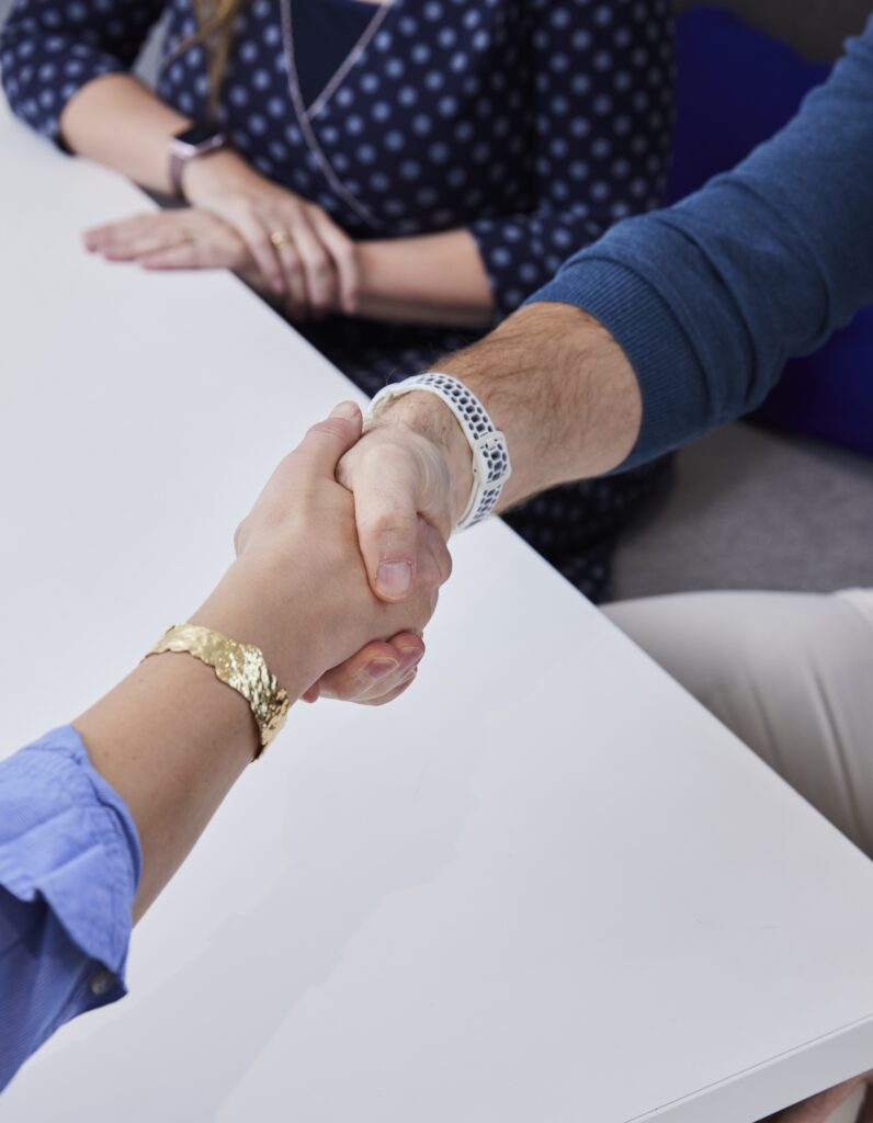Bij succesvolle mediation kunnen partijen elkaar de hand schudden.