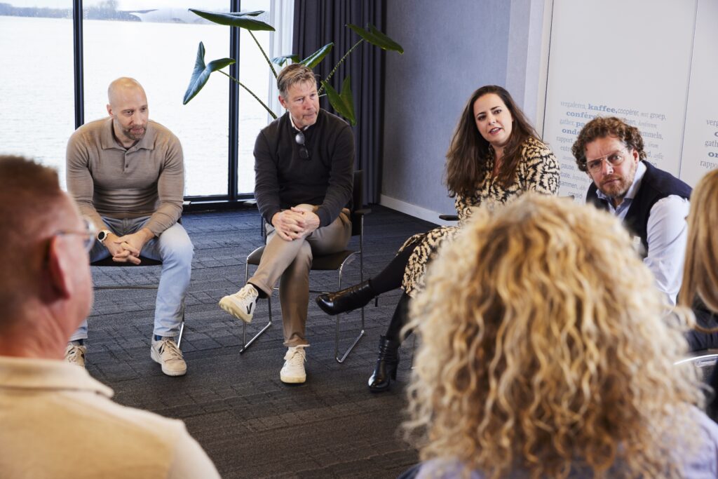 Cursisten van de opleiding tot mediator met elkaar in gesprek