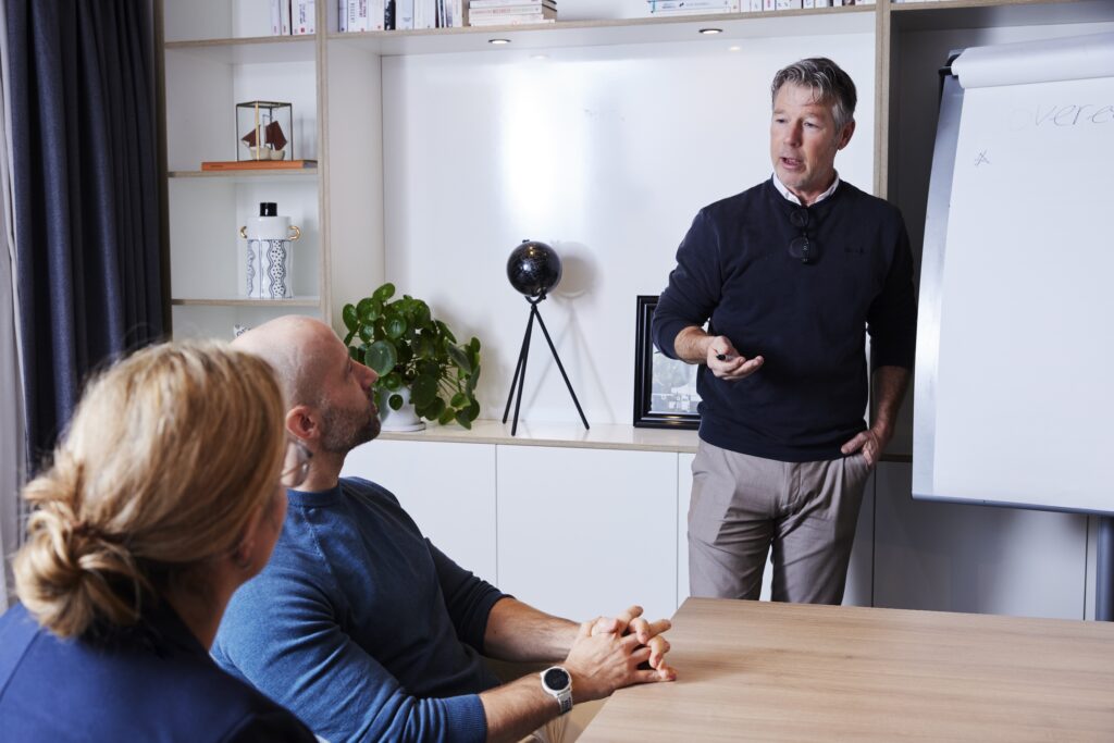 Deelnemers aan de opleiding tot Mediator in Assen zijn in gesprek over een casus tijdens de assessment trainingsdag. Conflictbemiddeling Nederland kent een breed aanbod aan opleidingen.