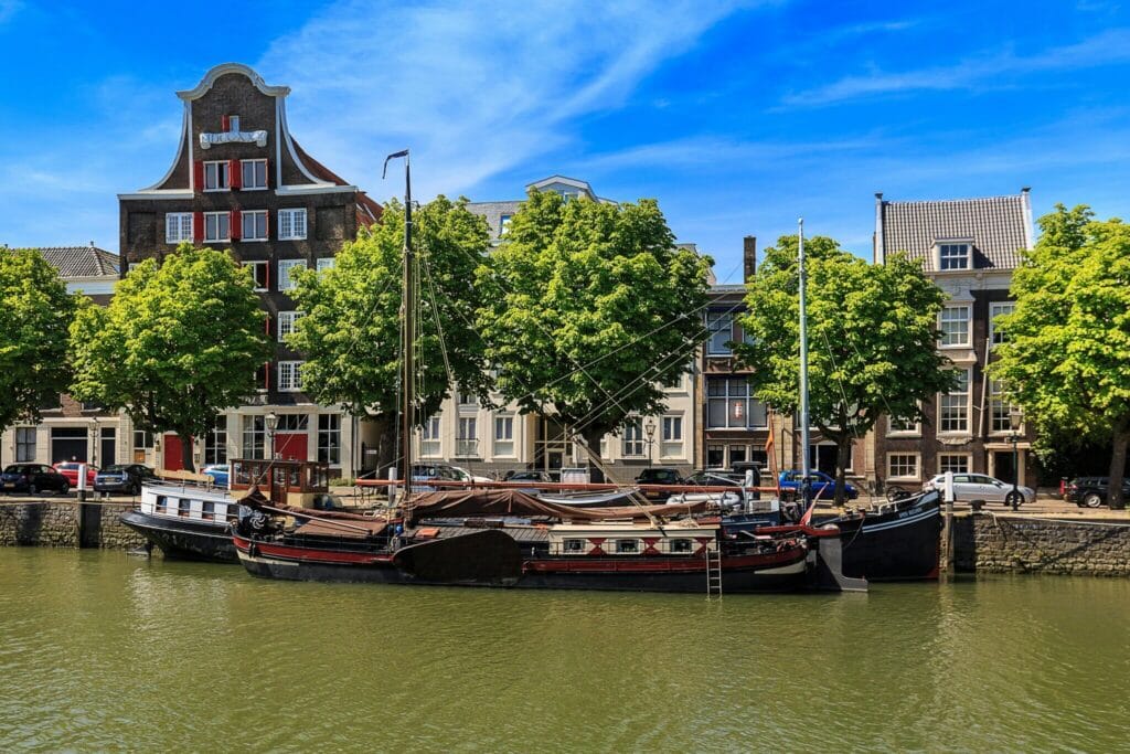 Opleiding tot Mediator perfect bereikbaar voor deelnemers uit Dordrecht. Kleinschalig, persoonlijk, praktijkgericht